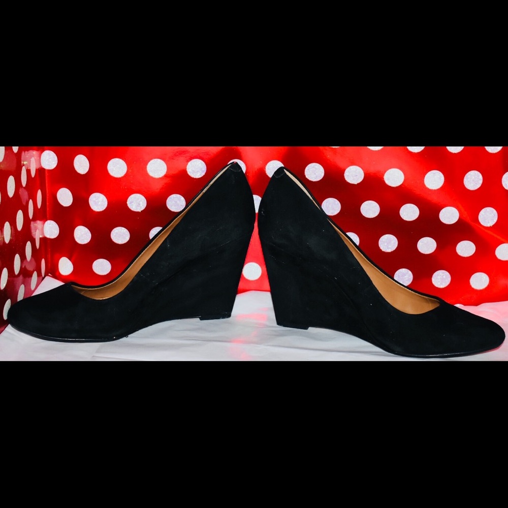 Banana Republic Size 8 Black Suede Wedges